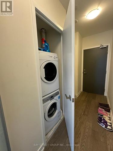 1404 - 17 Dundonald Street, Toronto, ON - Indoor Photo Showing Laundry Room