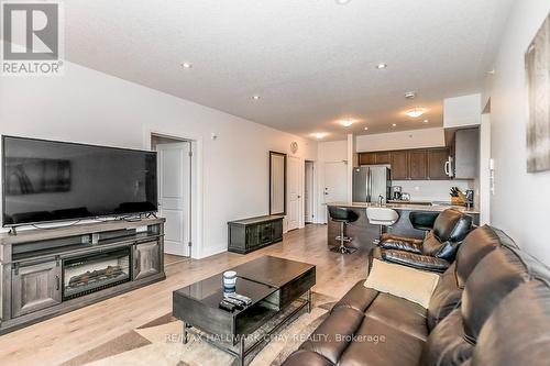 205 - 299 Cundles Road E, Barrie, ON - Indoor Photo Showing Living Room