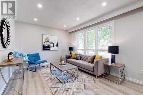105 Aurora Heights Drive, Aurora, ON - Indoor Photo Showing Living Room