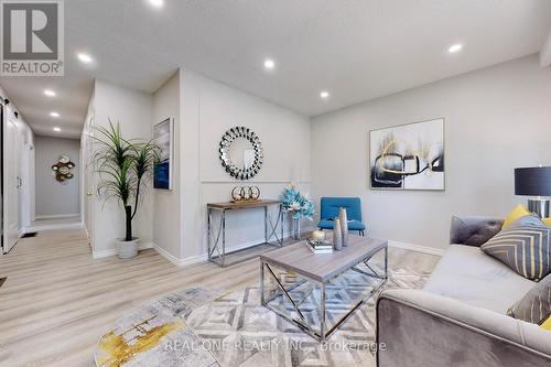 105 Aurora Heights Drive, Aurora, ON - Indoor Photo Showing Living Room