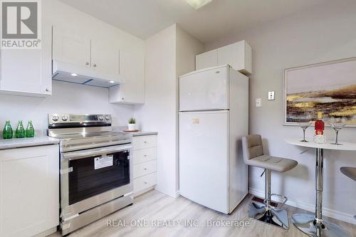 105 Aurora Heights Drive, Aurora, ON - Indoor Photo Showing Kitchen