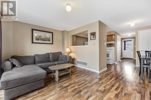 125 Courtney Crescent, Barrie, ON - Indoor Photo Showing Living Room