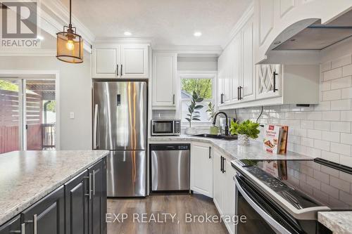 136 Cameron Avenue E, Hamilton, ON - Indoor Photo Showing Kitchen With Upgraded Kitchen