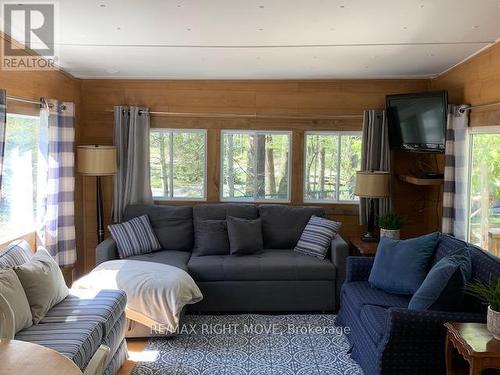 11 Stoney Road, Tiny (Lafontaine), ON - Indoor Photo Showing Living Room