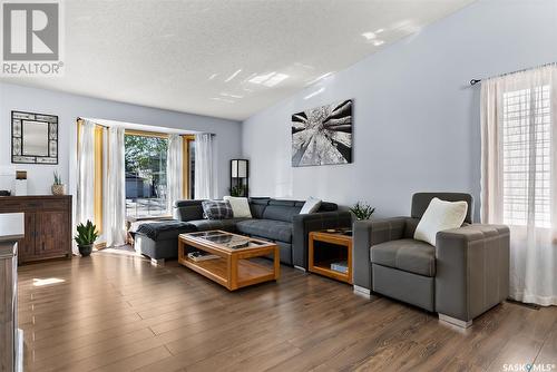907 Garry Street N, Regina, SK - Indoor Photo Showing Living Room