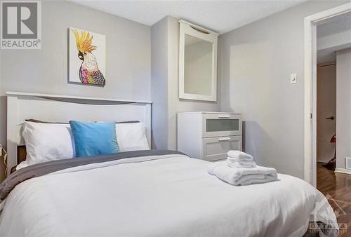 215 Ivy Crescent, Ottawa, ON - Indoor Photo Showing Bedroom