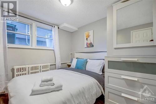 215 Ivy Crescent, Ottawa, ON - Indoor Photo Showing Bedroom