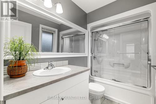 368 Farley Avenue, Belleville, ON - Indoor Photo Showing Bathroom