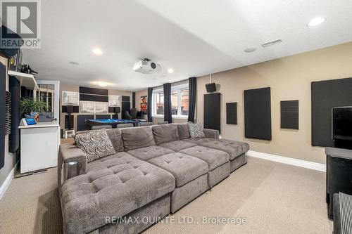 368 Farley Avenue, Belleville, ON - Indoor Photo Showing Living Room