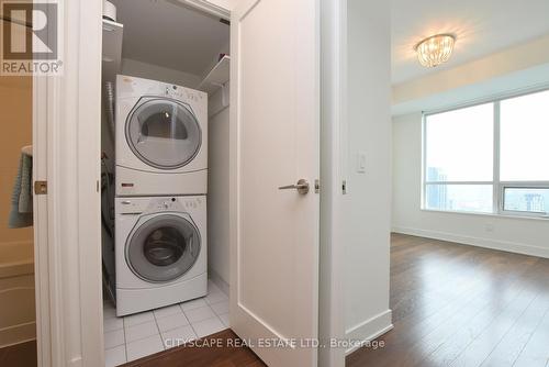 3802 - 120 Homewood Avenue, Toronto, ON - Indoor Photo Showing Laundry Room