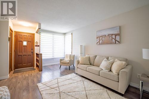 60 Pearce Avenue E, St. Catharines, ON - Indoor Photo Showing Living Room