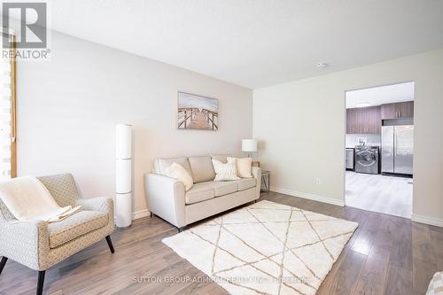 60 Pearce Avenue E, St. Catharines, ON - Indoor Photo Showing Living Room
