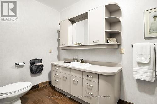 15099 Sixteen Mile Road, Middlesex Centre, ON - Indoor Photo Showing Bathroom