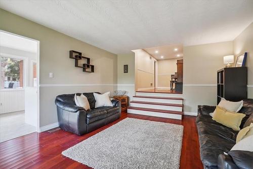 25 Orchard Parkway, Grimsby, ON - Indoor Photo Showing Living Room With Fireplace