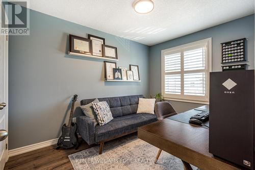 18 Browview Drive, Hamilton, ON - Indoor Photo Showing Living Room