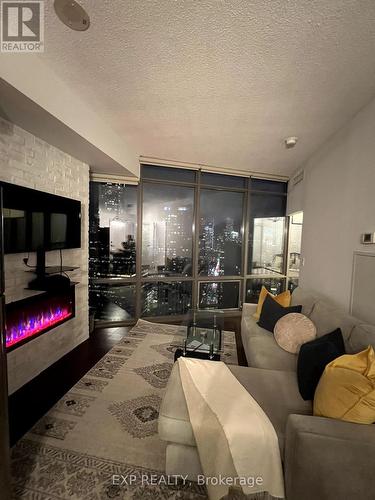 3709 - 832 Bay Street, Toronto, ON - Indoor Photo Showing Living Room