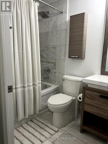 3709 - 832 Bay Street, Toronto, ON - Indoor Photo Showing Bathroom