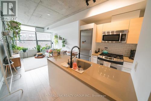 306 - 319 Carlaw Avenue, Toronto, ON - Indoor Photo Showing Kitchen