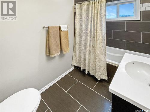 358 3Rd Street, Gull Lake, SK - Indoor Photo Showing Bathroom