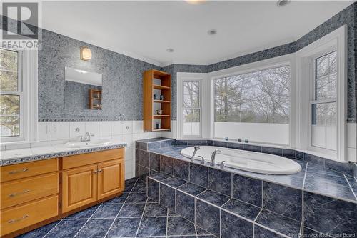 11 Pleasant Avenue, Quispamsis, NB - Indoor Photo Showing Bathroom