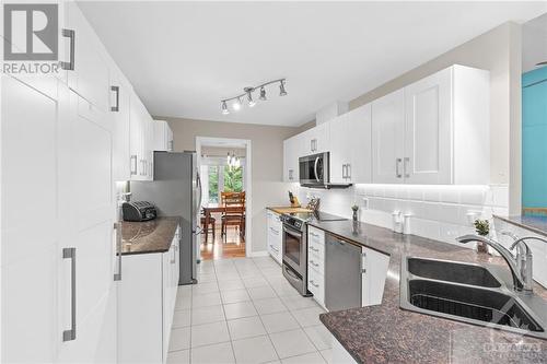 32 Sawgrass Circle, Ottawa, ON - Indoor Photo Showing Kitchen With Double Sink