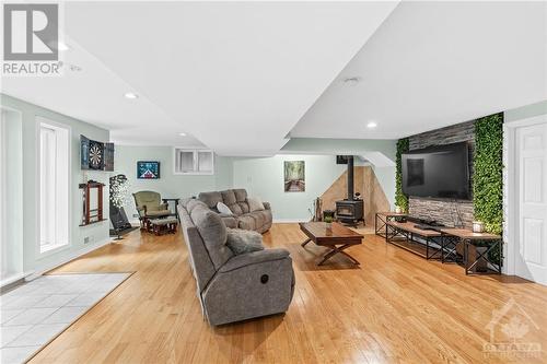 32 Sawgrass Circle, Ottawa, ON - Indoor Photo Showing Living Room