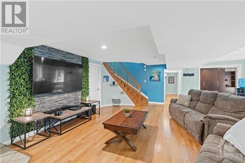 32 Sawgrass Circle, Ottawa, ON - Indoor Photo Showing Living Room