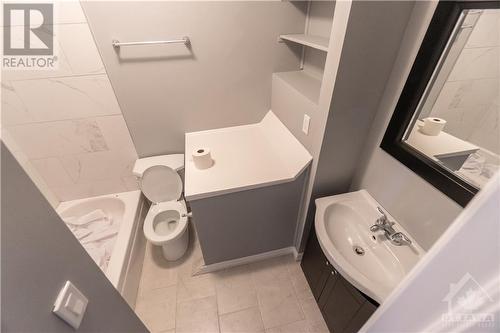 130 York Street, St Catharines, ON - Indoor Photo Showing Bathroom