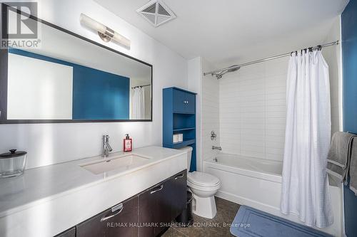 3201 - 126 Simcoe Street, Toronto, ON - Indoor Photo Showing Bathroom