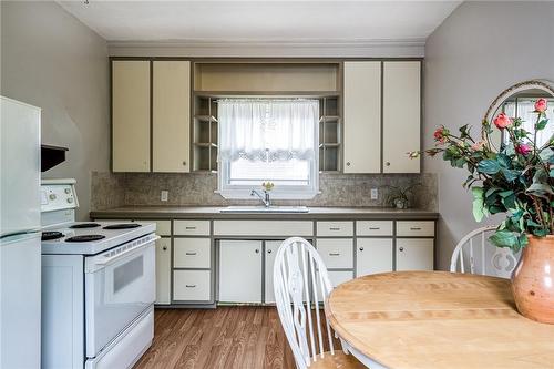 4629 Ellis Street, Niagara Falls, ON - Indoor Photo Showing Kitchen