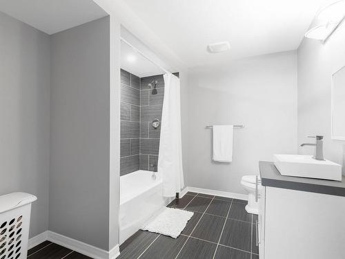 Bathroom - 328 Rue St-Antoine, Sainte-Anne-Des-Plaines, QC - Indoor Photo Showing Bathroom