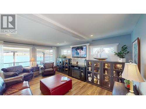 6627 Mcnolty Road, 100 Mile House, BC - Indoor Photo Showing Living Room