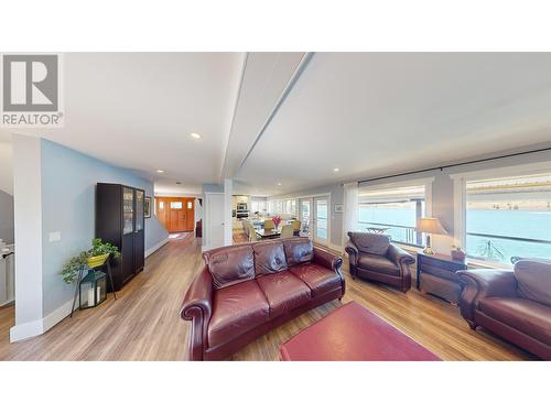 6627 Mcnolty Road, 100 Mile House, BC - Indoor Photo Showing Living Room