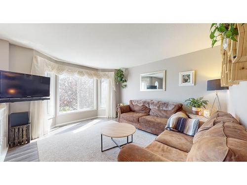 725 Rosa Drive S, Cranbrook, BC - Indoor Photo Showing Living Room