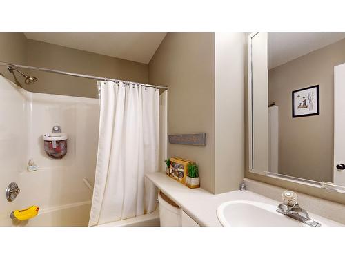 725 Rosa Drive S, Cranbrook, BC - Indoor Photo Showing Bathroom