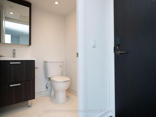 3402-18 Erskine Ave, Toronto, ON - Indoor Photo Showing Bathroom