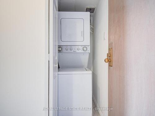 404-40 Scollard St, Toronto, ON - Indoor Photo Showing Laundry Room