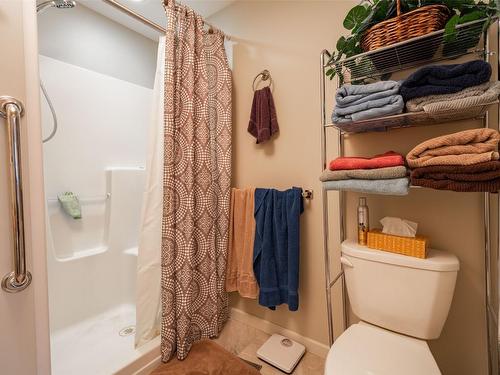 106-3010 35 Street, Vernon, BC - Indoor Photo Showing Bathroom