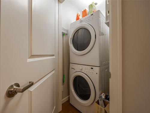 106-3010 35 Street, Vernon, BC - Indoor Photo Showing Laundry Room