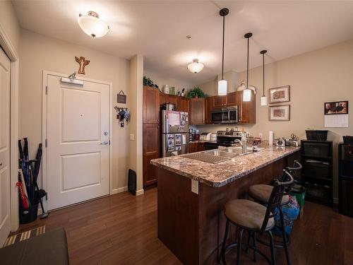 106-3010 35 Street, Vernon, BC - Indoor Photo Showing Kitchen