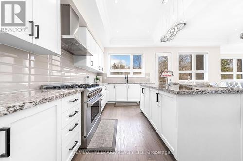 110 Conklin Crescent, Aurora, ON - Indoor Photo Showing Kitchen With Upgraded Kitchen