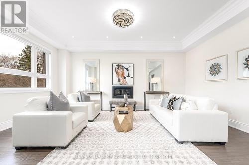 110 Conklin Crescent, Aurora, ON - Indoor Photo Showing Living Room