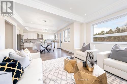 110 Conklin Crescent, Aurora, ON - Indoor Photo Showing Living Room