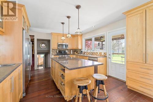 48 Wildwood Road, Halton Hills, ON - Indoor Photo Showing Kitchen With Upgraded Kitchen