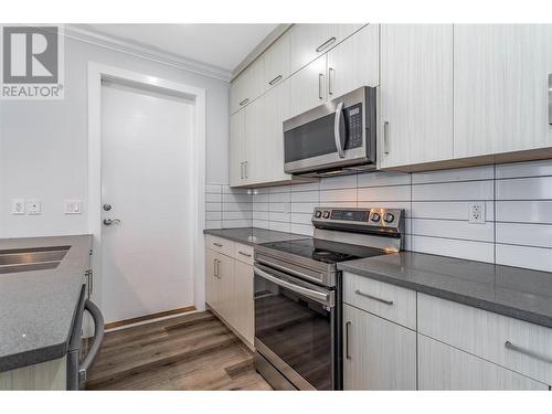 302 Nickel Road, Kelowna, BC - Indoor Photo Showing Kitchen With Double Sink