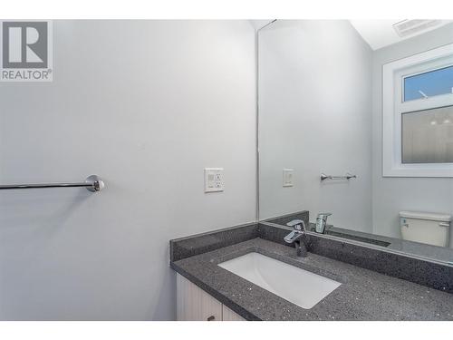 302 Nickel Road, Kelowna, BC - Indoor Photo Showing Bathroom