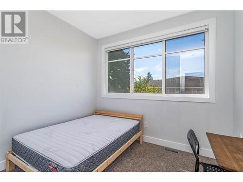 302 Nickel Road, Kelowna, BC - Indoor Photo Showing Bedroom