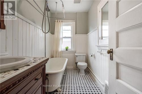 4629 Ellis Street, Niagara Falls, ON - Indoor Photo Showing Bathroom