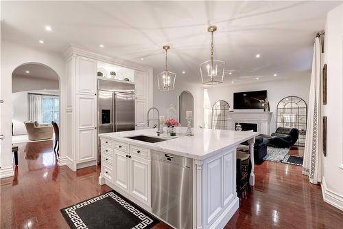 2214 Hampstead Road, Oakville, ON - Indoor Photo Showing Kitchen With Upgraded Kitchen