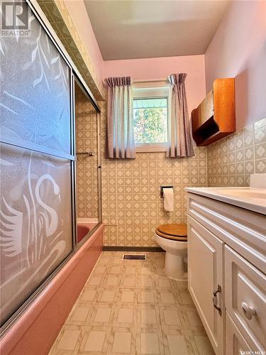 207 Fifth Avenue N, Yorkton, SK - Indoor Photo Showing Bathroom